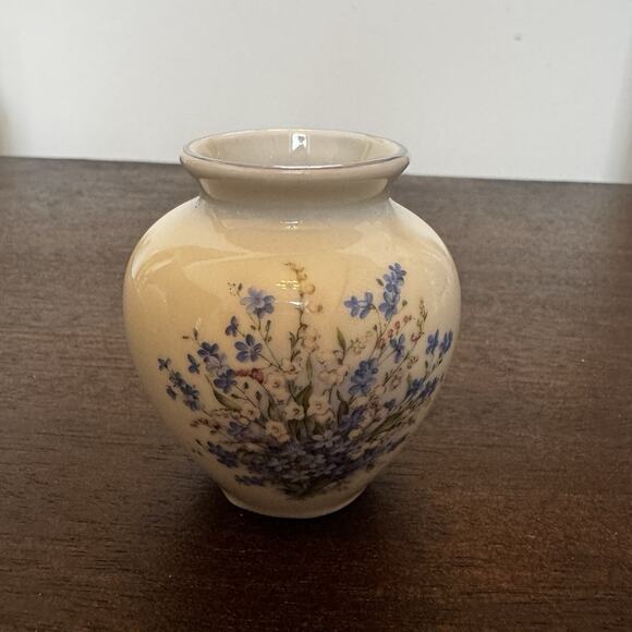 Forget Me Not Floral Porcelain Vase 2 Vases Blue White Floral Bouquet Home Decor - Picture 5 of 15
